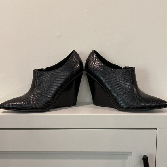 Kenneth Cole Black Snakeskin Pointy Ankle Bootie Size 9 - Picture 4 of 14